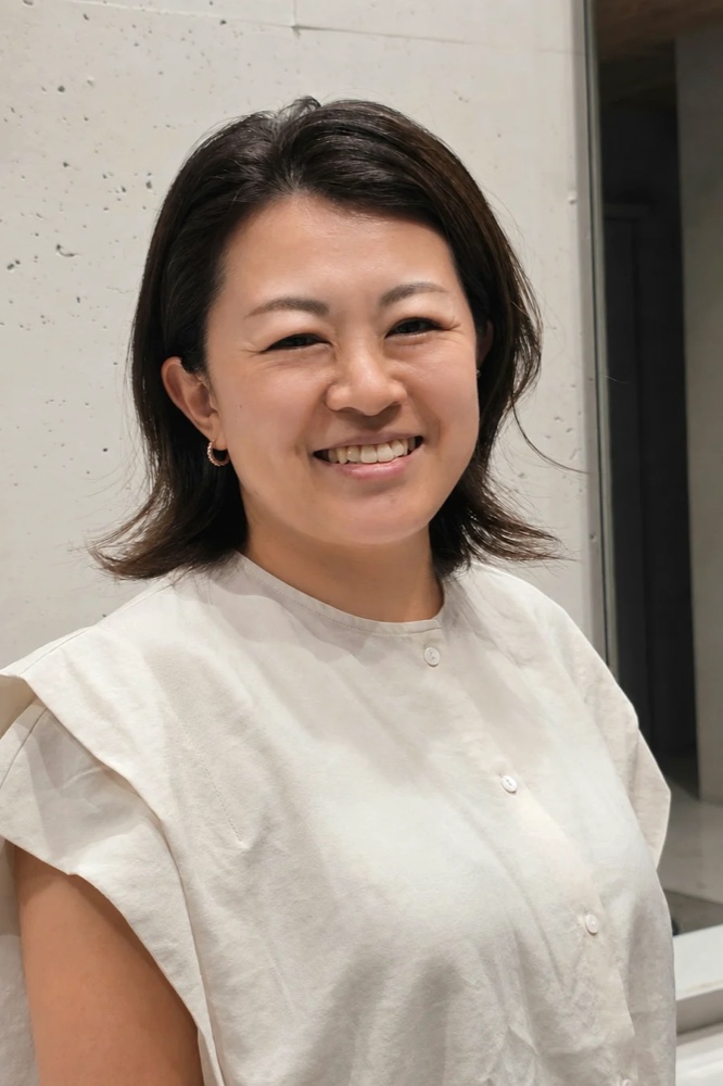 女性ネイリストの顔写真